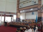 a-bakti-haruni-di-depan-anggota-dprd-bone-di-kantor-dprd-bone_20180406_230818.jpg