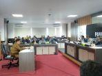 abdul-hayat-gani-menanggapi-pertanyaan-ketua-fraksi-pks-dprd.jpg