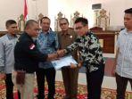 abdul-kadir-nongko-menyerahkan-aspirasinya-ke-anggota-dprd-wajo.jpg