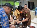 adi-noer-musnahkan-barang-bukti.jpg