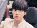 ahn-jae-hyun-terlihat-tampan-mengenakan-busana-formal.jpg