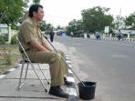 ahok-basuki-duduk-di-pinggir-jalan_20150926_113436.jpg
