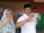 aim-bersama-istri-memperlihatkan-jarinya-usai-menyalurkan-hak-suaranya-di-tps-004_20180627_100435.jpg