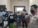 akbp-indratmoko-saat-memberikan-arahan-kepada-pelaku-prank-call-center.jpg