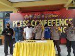 akbp-rachmat-sumekar-didampingi-sejumlah-personel-lainnya-saat-memberikan-keterangan.jpg