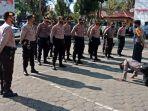 akp-daryatmo-beri-arahan-kepada-puluhan-personelnya-di-halaman-mapolres-toraja-utara.jpg