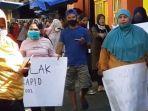 aksi-demo-menolak-rencana-tenaga-medis-yang-datang-ke-lokasi.jpg