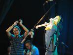 aksi-gitaris-band-sheila-on-7-eros-saat-konser-puncak-perayaan.jpg