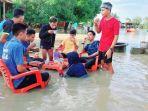 aksi-nyeleneh-dilakukan-pemuda-desa-mallusetasi-bone-di-tengah-banjir.jpg