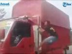 aksi-pria-menegangkan-keluar-dari-jendela-mobil-yang-berjalan-sambil-bergoyang.jpg