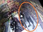 aksi-seorang-pria-terekam-cctv-saat-mencuri-handphone-di-kasir-alfamart-4.jpg