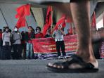 aksi-unjuk-rasa-memperingati-ha_20160501_231512.jpg<pf>anton-chalrliyan-juga-hadir_20160501_231738.jpg