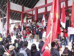 aksi-unjuk-rasa-puluhan-mahasiswa-di-depan-kantor-dprd-mamasa.jpg