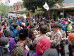 aksi-unjuk-rasa-ratusan-mahasiswa-stkip-muhammadiyah-enrekang2.jpg