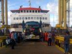 aktivitas-penyeberangan-di-pelabuhan-bira-kecamatan-bontobahari.jpg