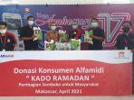 alfamidi-menyerahkan-donasi-konsumen-ke-manajemen-tribun-timur1.jpg