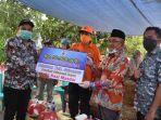 ali-baal-masdar-mengunjungi-lokasi-kebakaran-di-desa-lembang-lembang.jpg