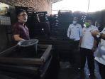 ali-baal-masdar-mengunjungi-pubrik-briket-arang-kelapa-milik-seorang-pemuda-di-desa-parappe.jpg