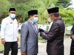 ali-baal-masdar-menyerahkan-penghargaan-satya-lencana-upacara-hab-ke-75.jpg