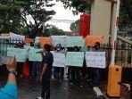 aliansi-bugis-makassar-bersatu-abmb-demo-di-depan-mako-polda-sulawesi-selatan-sabtu-5122020.jpg