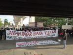 aliansi-makar-menggelar-aksi-unjuk-rasa-di-flyover-jl-urip-sumoharjo.jpg