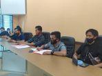 aliansi-pemuda-desa-puncak-berfoto-usai-menyampaikan-aspirasi-di-dprd-sinjai.jpg