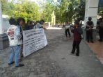 amppl-massenrempulu-berunjuk-rasa-di-depan-gedung-dprd-enrekang.jpg