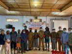 amson-padolo-berfoto-bersama-warga-setelah-menyerahkan-bantuan-beras.jpg