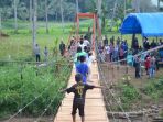 anak-anak-warga-banoa-melintasi-jembatan_20180613_162740.jpg
