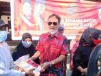 andi-ansyari-mangkona-dari-pdip-menyalurkan-paket-sembako-untuk-korban-banjir.jpg
