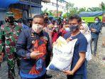 andi-fashar-mahdin-padjalangi-memberi-bantuan-beras-usai-launching-bantuan-beras.jpg