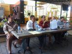 andi-karim-beso-memperlihatkan-mandat-dari-koni-sulsel-untuk-yoss.jpg