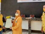 andi-kartini-ottong-menyerahkan-sk-kepada-pengurus-golkar-sinjai-di-kantornya.jpg