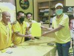 andi-nurhaldin-halid-menerima-formulir-pendaftaran-dari-plt-sekretaris-dpd-ii-golkar.jpg