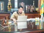 andi-seto-asapa-sedang-memakai-puplen.jpg