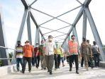 andi-sudirman-sulaiman-dan-andi-fahsar-m-padjalangi-saat-meninjau-pembangunan-jembatan.jpg