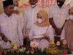 andi-tenri-indah-memotong-tumpeng-perayaan-ulang-tahun-ke-13-partai-gerindra.jpg