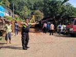 anggota-bhabinkamtibmas-polsek-sopai-polres-toraja-utara-mengatur-jalannya-arus-lalu-lintas.jpg