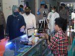 anggota-dpr-ri-hasnah-syam-membagikan-masker-di-pasar-pekkae-mangkoso.jpg