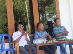 anggota-dprd-bantaeng-husain-lamang-kiri-saat-kampanye-bersama-ilham-azikin_20180411_123803.jpg