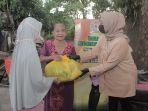 anggota-dprd-sulsel-andi-debbie-purnama-rusdin-menyerahkan-bantuan-ke-warga-2252020.jpg