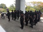 anggota-polres-soppeng-saat-pelepasan-logistik-pilkades_20181105_115418.jpg