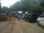antrian-panjang-kendaraan-terjadi-pasca-jalan-poros-malili-sorowako.jpg