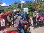 aparat-keamanan-melakukan-pendataan-dan-pemeriksaan-kepada-pendaki.jpg