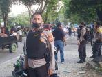 aparat-kepolisian-mengamankan-bentrok-antar-kelompok-warga-di-kelurahan-mancani.jpg