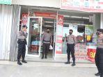 aparat-polisi-melakukan-penjagaan-di-mini-market-jl-r-juanda-mamuju-rabu-1912021.jpg