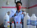 apoteker-rutan-klas-1-makassar-berinisiatif-membuat-dengan-meracik-hand-sanitizer-sendiri.jpg