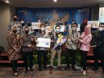 area-head-bank-mandiri-makassar-kartini-benny-sambas-s-menyerahkan-hadiah-program-mdu.jpg