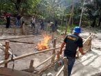 arena-lokasi-judi-sabung-ayam-dibakar.jpg