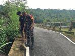 arga-dan-Babinsa-setempat-meninjau-jembatan-di-Desa-Puncak-sinjai.jpg